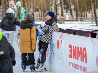 Стало известно расписание бесплатных сеансов на катке в парке «Питомник»
