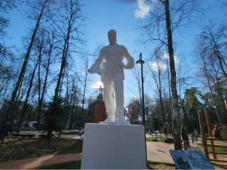 Воссоздавали по архивным фотографиям: в Городском парке завершилась реставрация советских скульптур