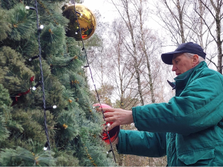 Большие шары и яркие гирлянды: Детский городок «Сказочный» преображают к Новому году