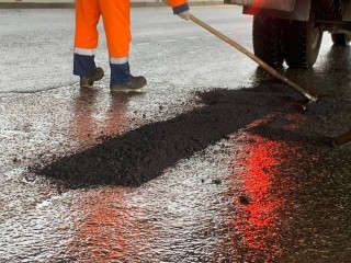 В Жуковском устранили огромную яму на автомобильной дороге в сторону Москвы