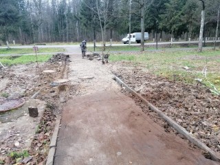 Новый асфальт и бордюры: как жители дома № 7 в Восходе дождались перемен