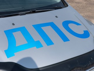 Сотрудники полиции работают на месте аварии на Октябрьском проспекте в Подольске