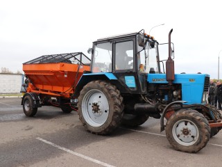 Трактористов и специалистов комплексной уборки приглашают на работу в службу благоустройства