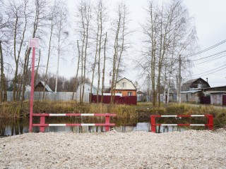 Щебень, знаки и чистая вода: как в Подмосковье готовят пруды для пожарных машин