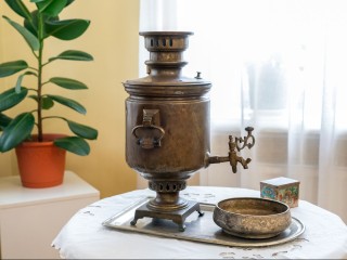 Врачи-чаеторговцы и царская семья: секреты двух артефактов раскрыли в библиотеке на Валовой