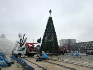 Главную новогоднюю ель Мытищ в этом году монтируют в новом месте