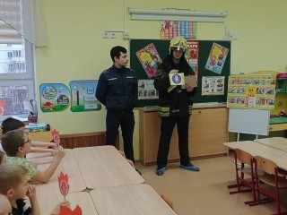 Пожарные — не супергерои, но почти: как спасатели учили дошкольников встречать Новый год без ЧП