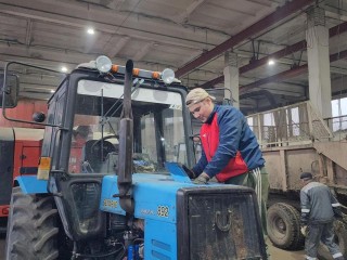 Готовь трактор с осени: племзавод «Пойма» ремонтирует технику к новому агросезону