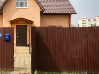 Какой должна быть высота забора на даче: за превышение на 10 см могут подать в суд