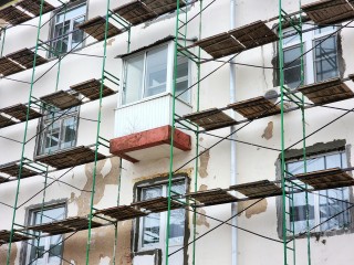 В центре Солнечногорска начался капитальный ремонт фасада дома № 7/16