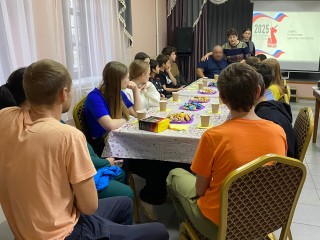 «Ваши письма храним»: боец СВО в отпуске встретился с детьми в Мещерине