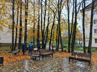 Рабочие обновили колодцы и сохранили газон в Восходе