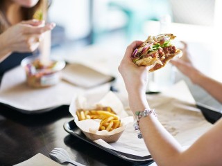 Перекус на рабочем месте: когда крошки от печенья ведут к штрафу