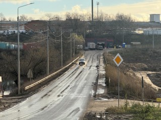 В Ленинском округе строят автодорогу с мостом через Купелинку