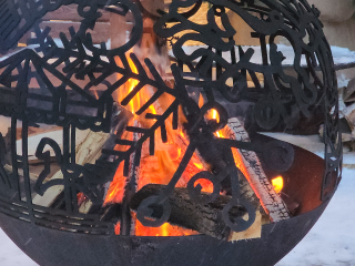 Теплое место: в Можайском парке установили уличный очаг и лавки вокруг него