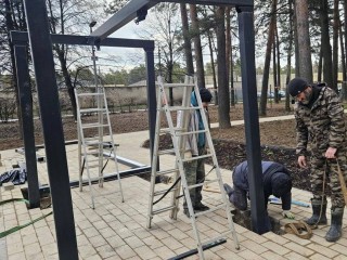 В сквере станции «Отдых» в Жуковском устанавливают качели