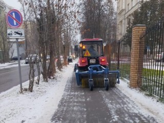 Мокрый снег атаковал Долгопрудный: коммунальщики округа с раннего утра спасают улицы от наледи