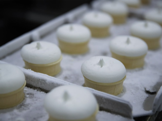 Ветераны СВО посетили фабрику мороженого и попробовали лакомство с конвейера