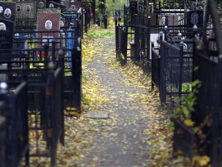 «Не тебе принесли»: иеромонах объяснил, можно ли есть конфеты с могил
