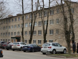 Рабочие начали оштукатуривать стены гостиницы, строящейся на месте заброшенного общежития