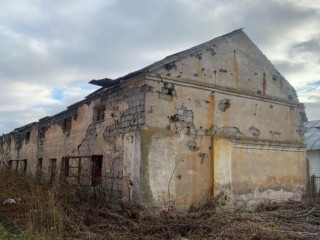 Пора на покой: в Старом Бобреневе снесли заброшенный склад у древнего монастыря