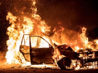 Пожарные потушили горящую машину в Балашихе