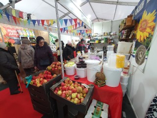 От фермерских продуктов до авторских изделий: в центре Лотошине открылась социальная ярмарка