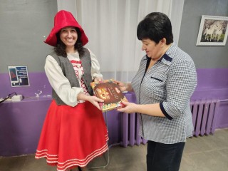 Красная шапочка принесла гостинцы пожилым жителям Пешек