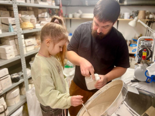 Нарофоминцы создают благотворительные коллекции фарфора в художественной студии