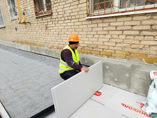 На улице Вертлинской гидроизолируют фундамент дома для защиты от проникновения влаги