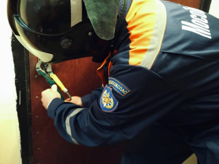 Когда муж спит крепко, а дверь закрыта: спасатели помогли женщине с ребенком открыть входную дверь, запертую изнутри