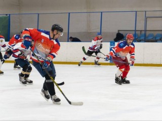 Хоккей в Жуковском: ветераны устроили зрелищную игру в память о человеке, с которого все началось