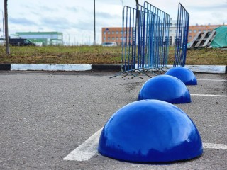 Дети важнее парковки: бетонные полусферы установили у «Радуги» по просьбе жителей