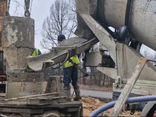 На месте будущего путепровода возле станции Черное приступили к установке свай