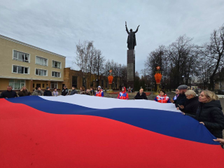 Патриотический флешмоб в Можайске собрал представителей разных поколений вокруг флага России