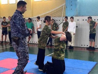 «Руки вверх — но только для приема»: как росгвардейцы учили кадетов Электростали давать отпор