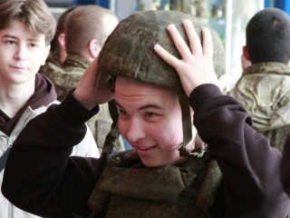 Военную форму примерили будущие призывники в Коломне