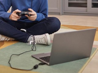 «Профзаболевание» : у девушки-геймера отнялась рука после долгой игры