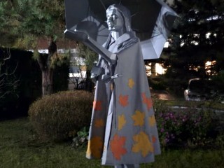 «От неожиданности стало жутковато»: фигура в длинном плаще напугала прохожих в Ногинске