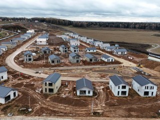 Городская прописка для коттеджа: зачем в 30 км от МКАД строят школу, коворкинг и 1300 домов