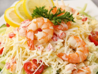 Три простых ингредиента и яркий цвет: как приготовить салат «Красное море» за 10 минут