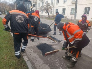 В Королеве исчезают ямы: как рабочие «Автобытдора» спасают дороги каждую неделю