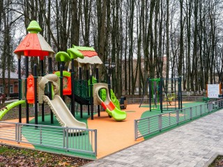 Безопасность для «цветов жизни»: где в Подмосковье больше всего красивых и качественных детских площадок