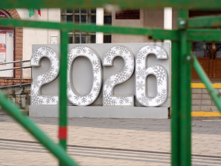 Новогоднюю елку устанавливают у дома культуры «Белая Дача», огни на ней зажгут 1 декабря