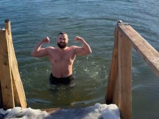 Фитнес-гуру из Орехово-Зуева открыл сезон экстремального закаливания