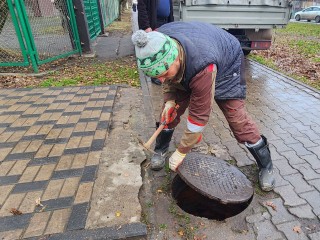 Обошлось без травм: ученики в Истре помогли вернуть на место открытый люк
