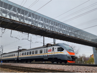 Новый надземный пешеходный переход остеклили на Кольцевой улице