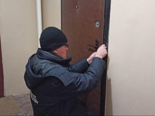 Мама вышла — а дверь закрылась: как в Хотькове спасли двухлетнюю девочку, случайно закрывшуюся в квартире