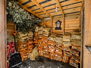 Чтобы весной все работало: как правильно убрать на зиму газонокосилку, лопаты и секаторы