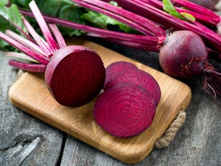 Добавьте в воду ложку этого средства — свекла сварится за 10 минут